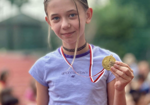 Kaja podczas dekoracji medalami.