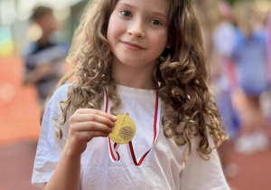 Zosia podczas dekoracji medalami.