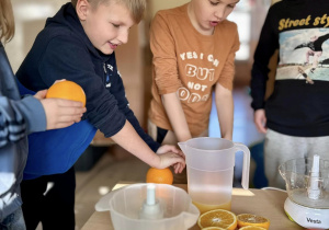 Uczniowie "rolują" pomarańcze, aby były miękkie i tym samym dały więcej soku.