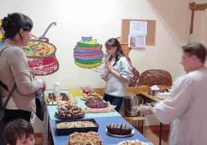 Pyszne słodkości zachęcały do odwiedzin w bufecie.