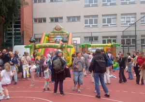 Ogromnym powodzeniem cieszyły się dmuchańce. I duzi, i mali chętnie z nich korzystali.