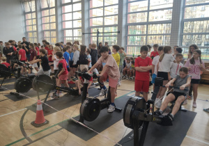 Uczeń naszej szkoły wykonuje zadanie na rowerku stacjonarnym, a uczennica na ergomatrze.