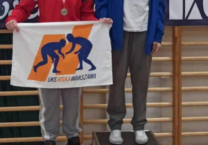 Kasia, ze złotem na szyi, stoi na podium podczas dekoracji medalami.