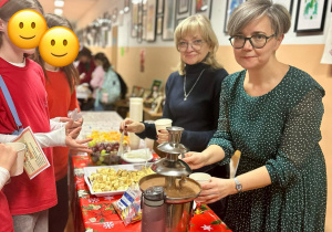 Na stoisku u Pani Olgi i Pani Maryny można było zjeść owoce z czekoladową polewą.