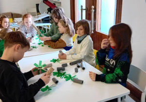 Uczniowie podzieleni na zespoły tworzą pojazdy z otrzymanych elementów.