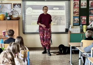 Pani Katarzyna zaprasza uczniów do obejrzenia filmiku, który został nakręcony latem w schroniksu na Paluchu.