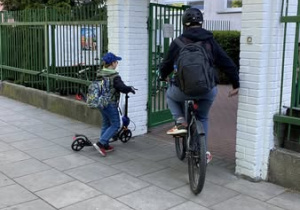 Uczeń przyjechał do szkoły na hulajnodze.