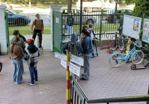 Kolejni uczniowie przyjechali do szkoły na hulajnogach.