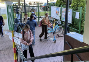 Kolejni uczniowie przyjechali do szkoły na hulajnogach.