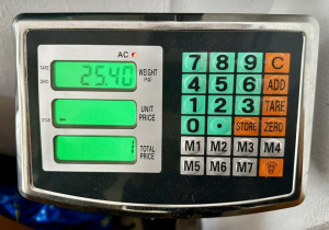Monitor wagi pokazuje ponad 25 kilogramów zebranych monet.