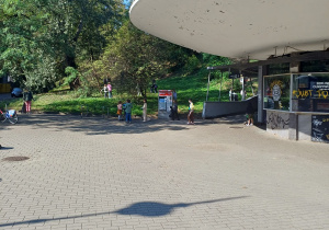 Uczniowie zbierają śmieci w parku przy stacji PKP Powiśle.