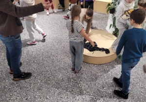 Uczniowie bawią się w pokoju ekozagadek.