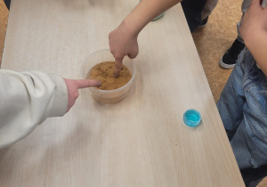 Uczniowie biorą udział w eksperymencie.