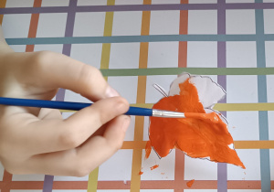 Uczeń maluje listek.