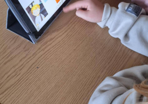 Uczniowie odpowiadają na pytania testu z lektury "Psie troski".