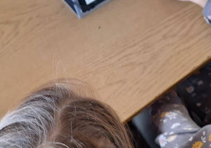 Uczniowie odpowiadają na pytania testu z lektury "Psie troski".