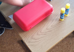 Uczniowie odpowiadają na pytania testu z lektury "Psie troski".