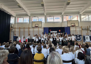 Na zdjęciu widać chór i zebranych gości.