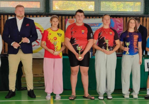 Zawodnicy, którzy dostali pamiątkowe puchary.