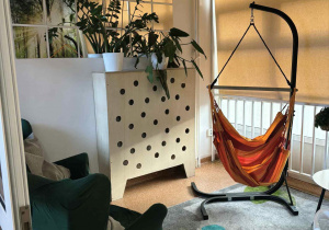 Strefa relaksu na pierwszym piętrze, to najświeższa inwestycja w spokój naszych uczniów. Zamknięte pomieszczenie - z wygodnymi fotelami, zielenią kwiatów i miękkim dywanem - daje wytchnienie i relaks.