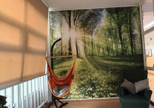 Strefa relaksu na pierwszym piętrze, to najświeższa inwestycja w spokój naszych uczniów. Zamknięte pomieszczenie - z wygodnymi fotelami, zielenią kwiatów i miękkim dywanem - daje wytchnienie i relaks.