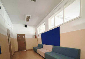 W strefie ciszy na pierwszym piętrze w miejscu puf pojawiły się nowe, wygodne kanapy.