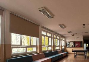 Na korytarzu pierwszego piętra stoją nowe, wygodne kanapy.