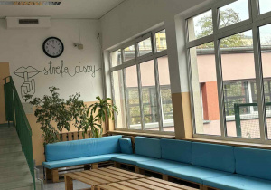 Strefa ciszy na łączniku prowadzącym do biblioteki to wygodne kanapy i praktyczne stoliki.