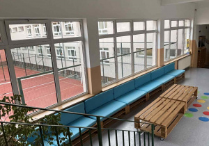 Strefa ciszy na łączniku prowadzącym do biblioteki to wygodne kanapy i peraktyczne stoliki.