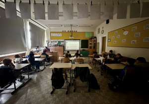 Uczniowie oglądają prezentację.