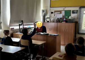 Uczniowie odpowiadają na pytania dotyczące informacji zawartych w prezentacji.