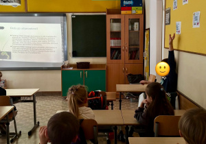 Uczniowie odpowiadają na pytania dotyczące informacji zawartych w prezentacji.