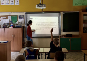 Uczniowie odpowiadają na pytania dotyczące informacji zawartych w prezentacji.