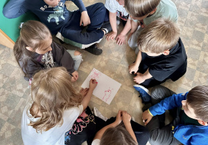 Uczniowie planują plakat.