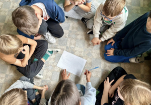 Uczniowie planują plakat.