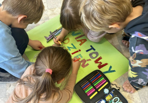 Uczniowie kolorują napis.