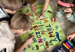 Dzieci rysują zwierzęta.