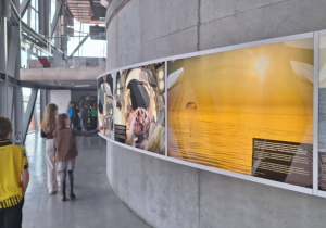 Uczniowie oglądają wystawę.