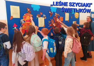 Drugoklasiści wskazują palcami swoje szyciaki.