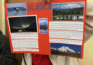 Alaska - uczniowie prezentują swój plakat.