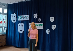 Pani Katarzyna uroczyście otwiera konkurs.