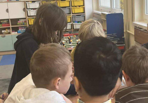 Uczniowie rozwiązują zagadkę w klasie.