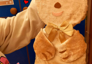 Uczeń prezentuje klasowego misia.