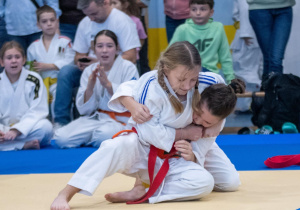 Hania walczy na macie.