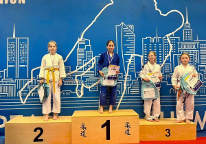 Zawodniczki stoją na podium podczas dekoracji medalami.