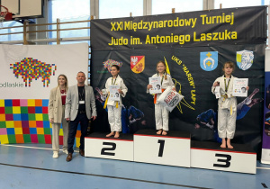 Zawodniczki stoją na podium podczas dekoracji medalami.