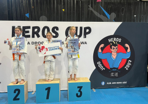 Zawodniczki stoją na podium podczas dekoracji medalami.
