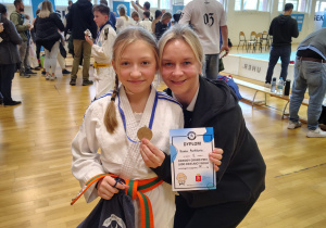 Hania stoi z trenerką - Panią Eweliną.