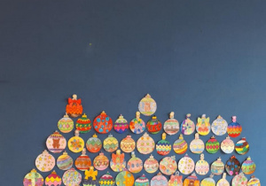 Na tablicy rośnie choinka wykonana przez uczniów.