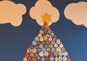 Na tablicy rośnie choinka wykonana przez uczniów, która sięga do chmur. Na jej czubku zagościła gwiazdka.